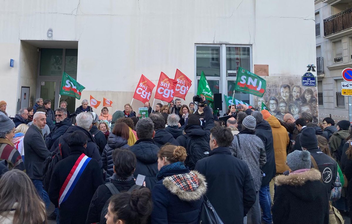 Dix ans après, les syndicats de journalistes réunis devant l'ancien siège de <a href="/Charlie_Hebdo_/">Charlie Hebdo</a> à Paris, pour se souvenir de nos confrères assassinés, pour la défense de la profession, et de la liberté d'expression 
🖤🖤  
#toujoursCharlie
