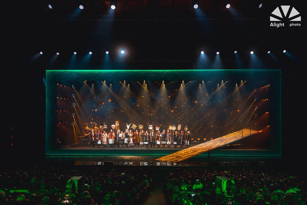 Robelighting's tweet image. Giving a fresh interpretation to authentic Christmas carols with ROXOLANA , the team from Alight worked with #lightingdesigner Manzenko Oleksandr &amp;amp; #setdesigner Orest Tomaszewski &amp;amp; provided a rig using 36 @Robelighting #Spikie luminaires. (📸 Andrey  Kharlamov)