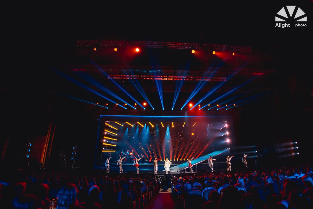 Robelighting's tweet image. Giving a fresh interpretation to authentic Christmas carols with ROXOLANA , the team from Alight worked with #lightingdesigner Manzenko Oleksandr &amp;amp; #setdesigner Orest Tomaszewski &amp;amp; provided a rig using 36 @Robelighting #Spikie luminaires. (📸 Andrey  Kharlamov)