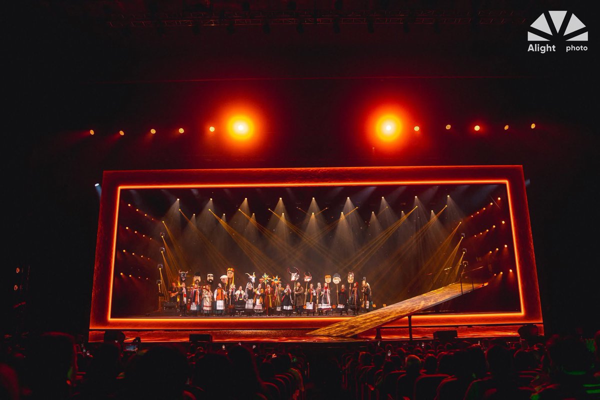 Robelighting's tweet image. Giving a fresh interpretation to authentic Christmas carols with ROXOLANA , the team from Alight worked with #lightingdesigner Manzenko Oleksandr &amp;amp; #setdesigner Orest Tomaszewski &amp;amp; provided a rig using 36 @Robelighting #Spikie luminaires. (📸 Andrey  Kharlamov)