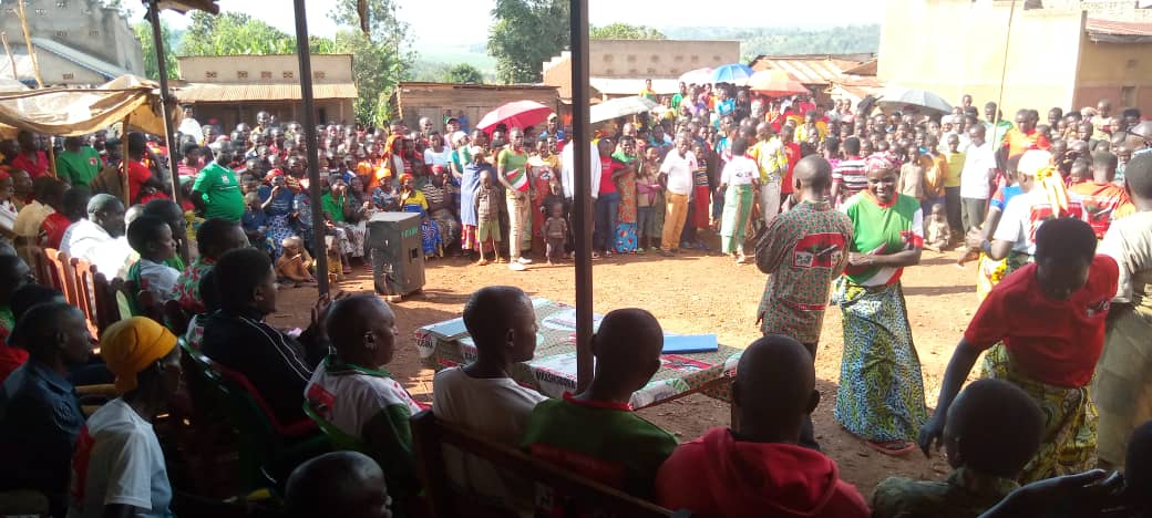 Kumugoroba wo kuri Uno wa 7/1/2025, Umunyamabanga w'umugambwe <a href="/CnddFdd/">CNDD-FDD</a> muri komine #Kirundo #HABIMANA_Tite yagendeye imitumba ya #Cinuma na #Nyakarama yo muri zone #kiyonza murukurikirane rwo kugendera imitumba muntumbero yogushira kukivi inamashingiro
<a href="/R_Ndikuriyo/">Ndikuriyo Révérien</a> 
<a href="/CnddFdd/">CNDD-FDD</a>