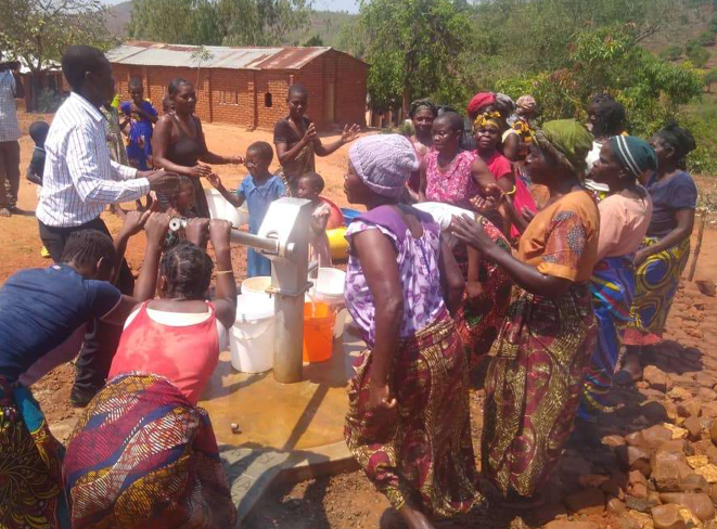 DMR830's tweet photo. @IngLivingWaters There is joy and hope in Chirembwe Village Thyolo District, in Malawi. They received the gift of life - clean water. Thanks to @ingomarlivingwaters @heavensfamily https://t.co/Y4rPJhacz6 https://t.co/jNWmv3hr6I