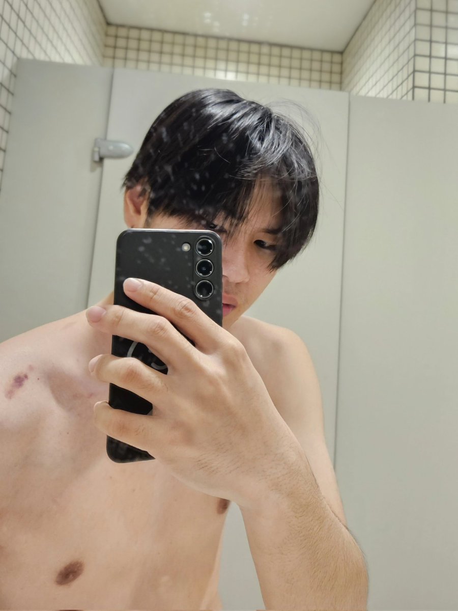 肩膀上的草莓好大顆
找人幫我種脖子🍓
#大學生 #不分 #色色