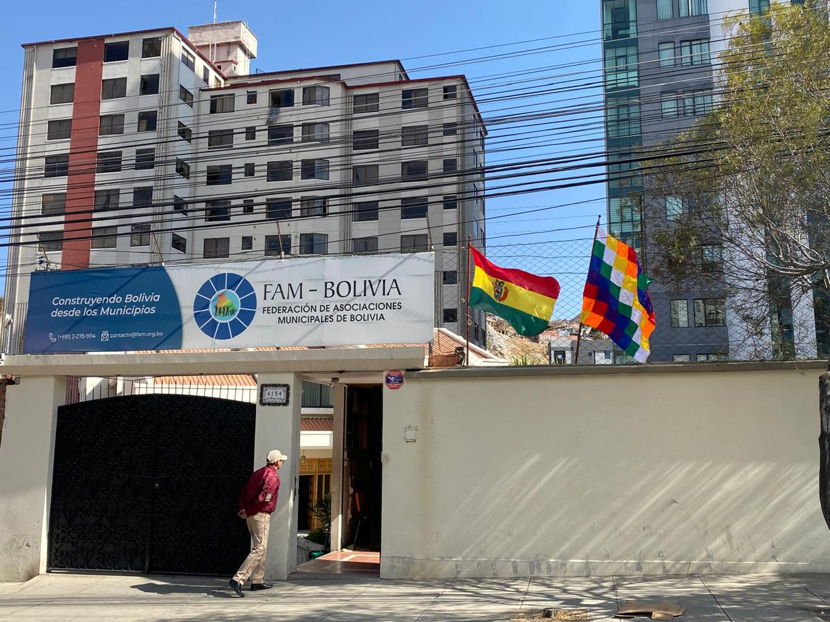 Con mucho orgullo y patriotismo, embanderamos nuestra institución para dar inicio al año del #Bicentenario de nuestra querida #Bolivia. 📷