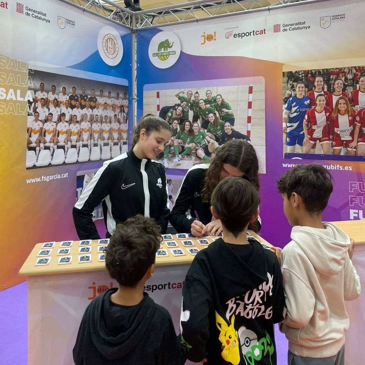 FUTSAL | ⚽ Aquestes vacances de Nadal hem format part del <a href="/Totesport360/">TotEsport 360</a> <a href="/esportcat/">Esports</a>.

🥳 Un espai que incentiva la pràctica esportiva per tothom.

🤩 Les jugadores del primer equip femení hi van estar presents sent així referents per les més petites i petits!

💚🦣

#OrgullMamut