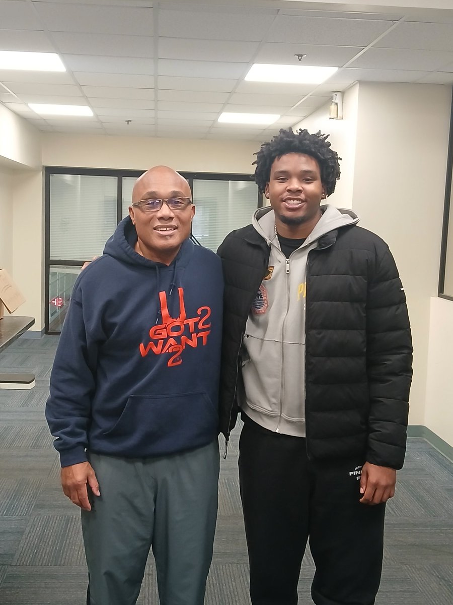 Good to see former FSSM client Findlay Wide Receiver bryan hunt coming by to chk on the old man Great young man from a Great Family!! #FRESHSTART #UGOT2WANT2 #WECHANGLIVES