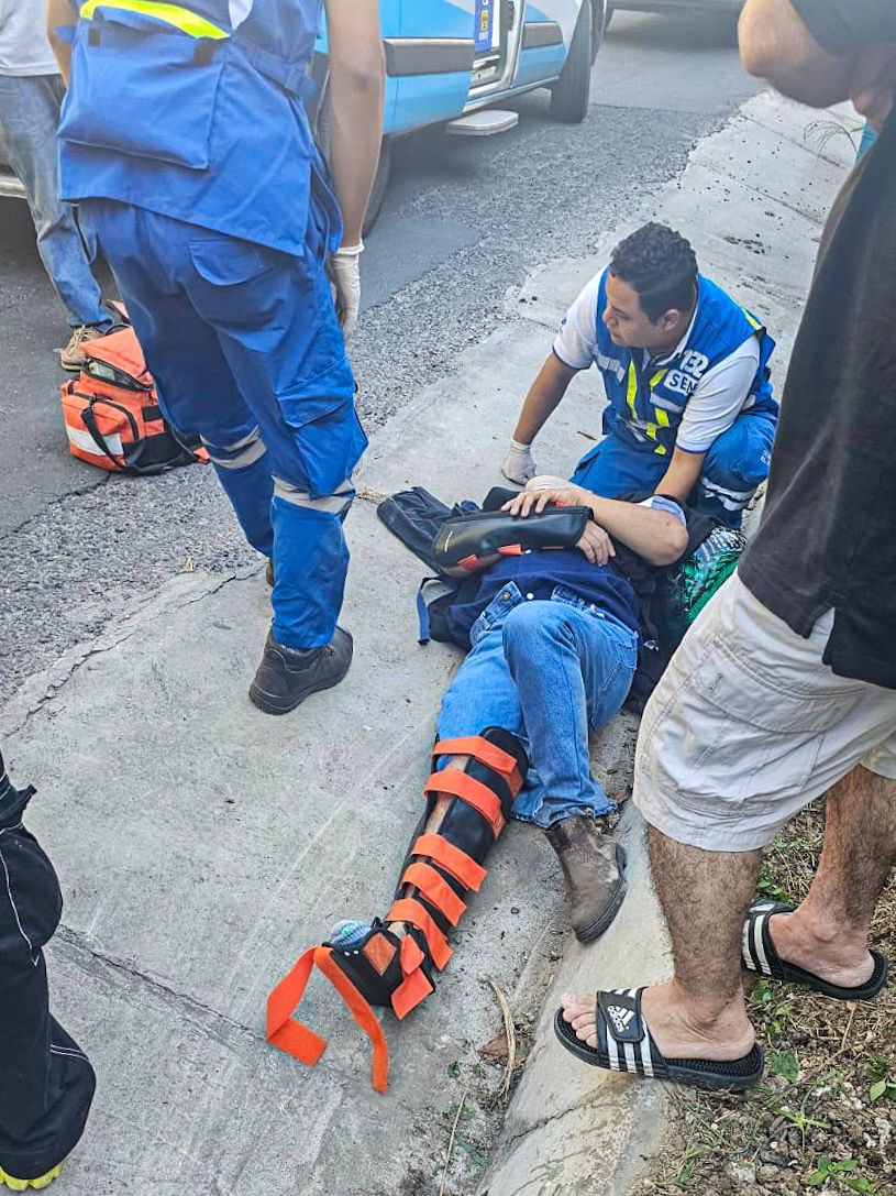 🚨 Se nos reportó un accidente de tránsito en el km 22 1/2 de la carretera a Tonacatepeque:

Un motociclista resultó afectado con múltiples traumas; nuestros equipos le brindaron atención prehospitalaria y lo trasladaron a un centro asistencial.