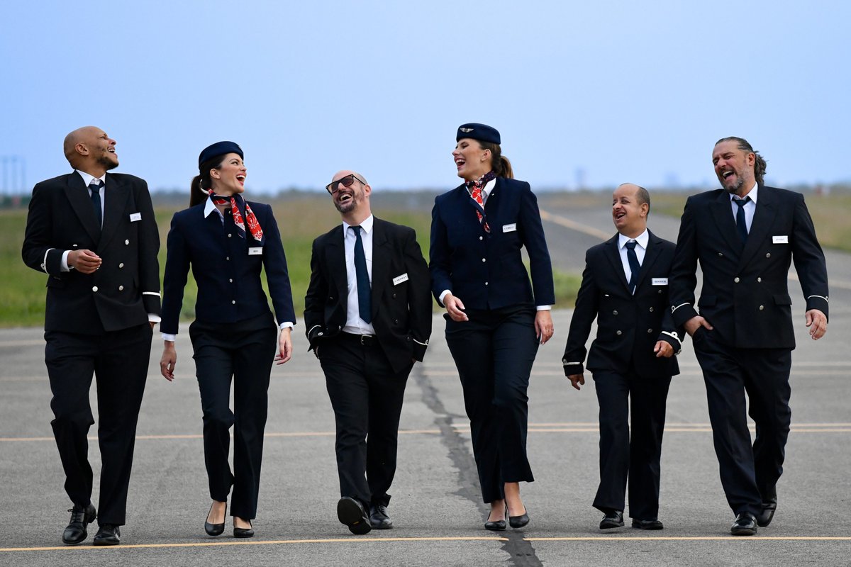 #Inédit ✈️  #LesTouristes Hôtesses de l’Air &amp; Stewards arrivent vendredi 17 janvier sur <a href="/TF1/">TF1</a> !
Nos 6 apprentis #stewards, <a href="/IrisMittenaereO/">IrisMittenaereOff</a> <a href="/CamilleCerfOff/">CamilleCerf</a> <a href="/Booder_officiel/">Booder</a> #Cartman <a href="/Titoff_/">Titoff</a> et #Tareek, sont prêts à repousser leurs limites ! 👩‍✈️