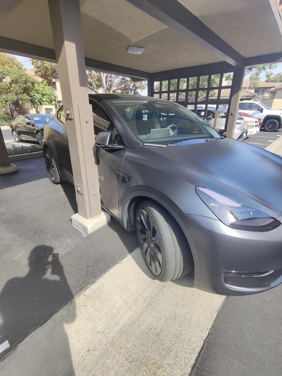 Nueva investigación abierta contra Tesla por la inseguridad de su conducción autónoma, en este caso 2,6 millones de vehículos se investigan por la función Smart Summon que fue incapaz de detectar postes o otros vehículos estacionados y se estrelló. El Robotaxi ya está aquí!! 🤣