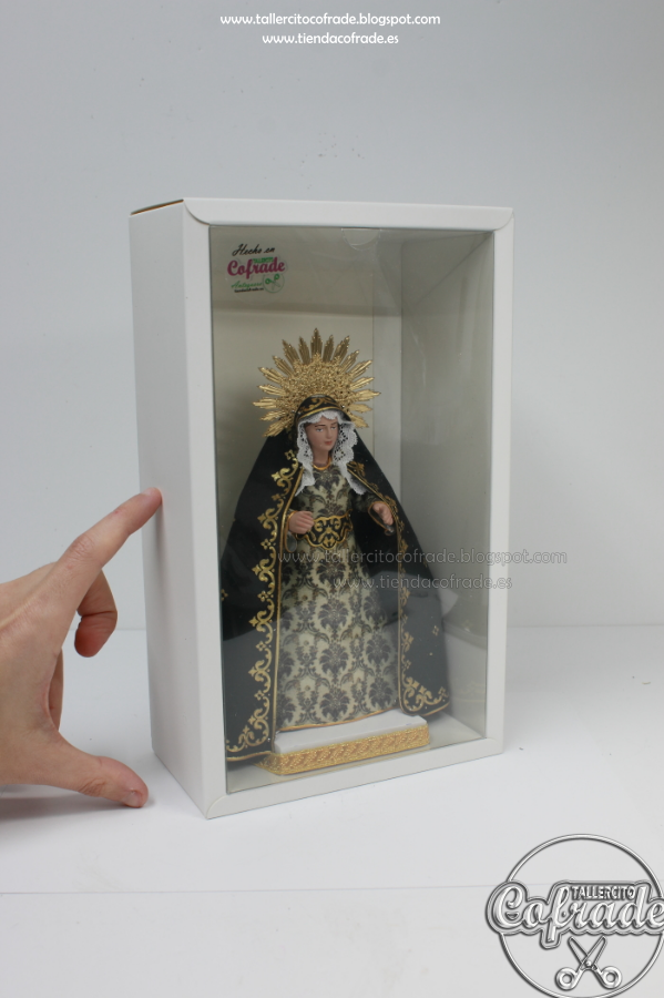 Virgen de 16,5 cm vestida de negro en caja de regalo
tallercitocofrade.blogspot.com/2025/01/virgen…