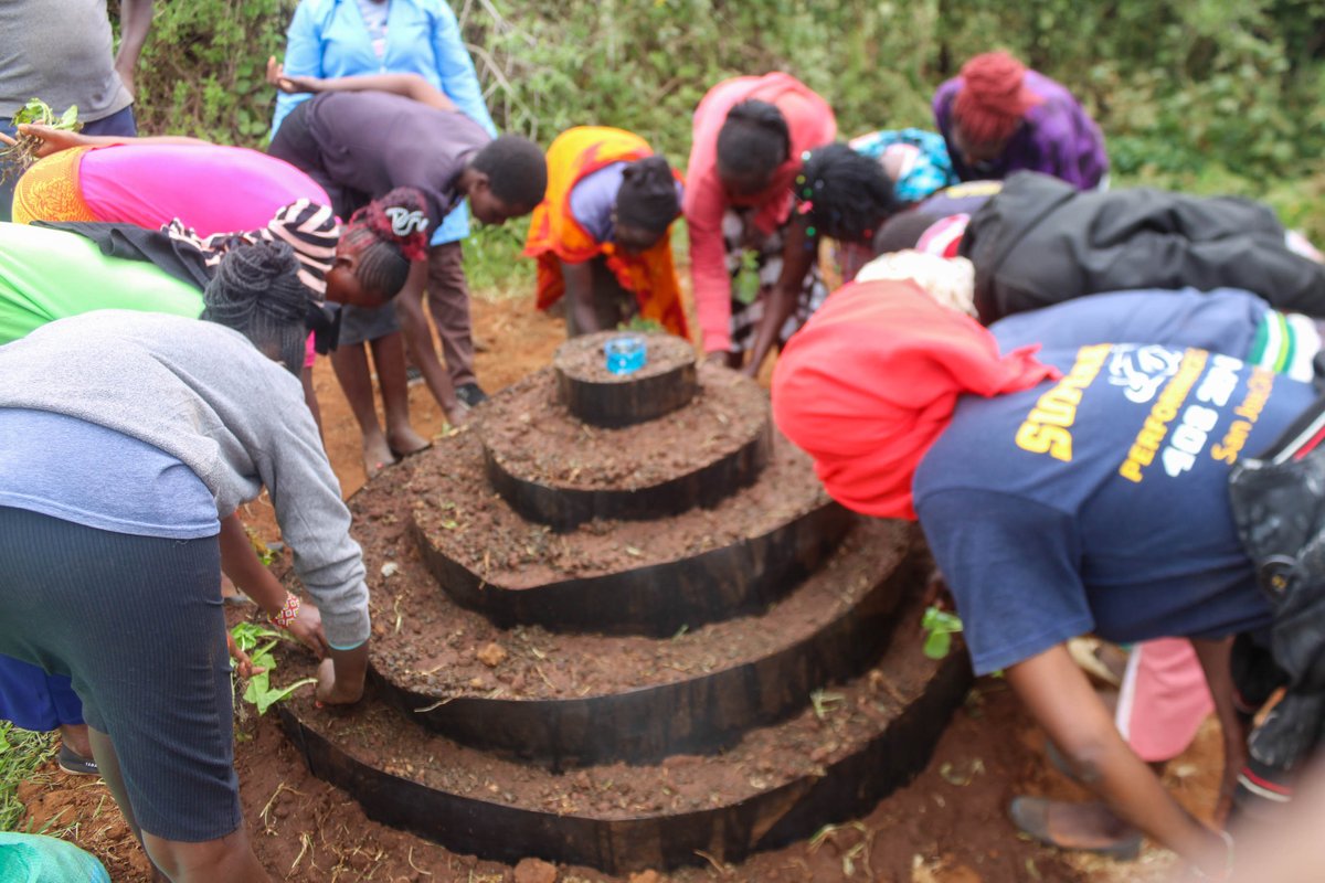 IllaramatakC's tweet image. In partnership with @jica_direct_en   young mothers at Nalepo installed a water-efficient storey garden! 🌱 Growing food for their families boosts livelihoods and empowers them against gender-based violence. #EmpowerWomen #SustainableLiving