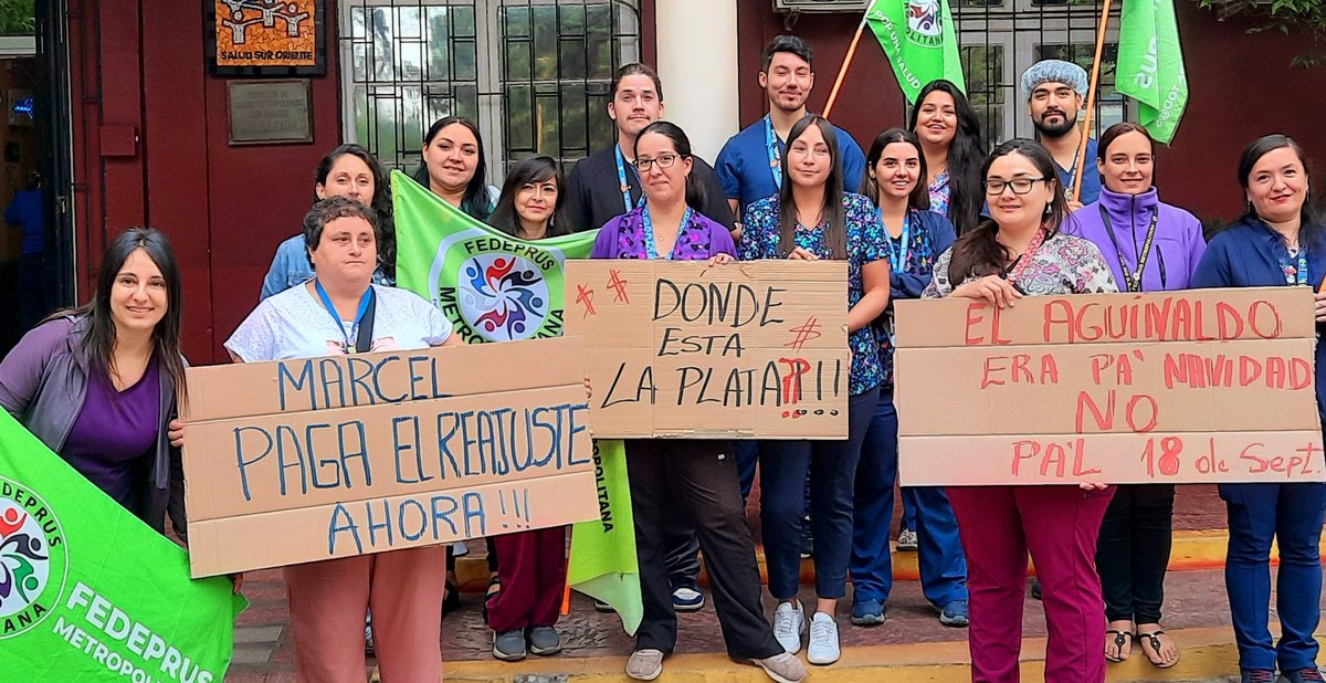 Este martes en el <a href="/soterodelrio/">Sótero del Río</a> nos  manifestamos  por  el retraso excesivo del pago de aguinaldo , bonos y reajuste !
Basta ,el viejo pascuero ya se fue!!!
<a href="/mariomarcelc/">Mario Marcel Cullell</a> <a href="/jeannette_jara/">Jeannette Jara Román</a> <a href="/FedeprusM/">FEDEPRUS METROPOLITANA</a> <a href="/Cutchile/">CUT Chile ✍️🗳</a>