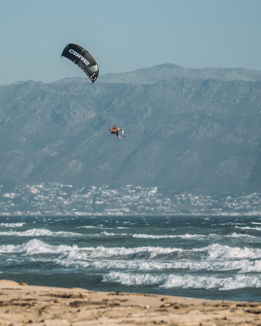 When technical meets powerful. 😯 @josh_emanuel_ pushing limits with the Pace Pro.

📸 @supernothing_ofc | <a href="/thomasburblies/">Thomas Burblies</a> 

#ridecore #corekites #kitesurf #kitesurfing #kiteboarding #gokiting #capetown