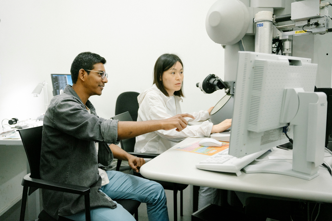 icn2nano's tweet image. 👋 Welcome to our profile!
𝐖𝐡𝐚𝐭 𝐝𝐨 𝐰𝐞 𝐝𝐨 𝐚𝐭 𝐈𝐂𝐍𝟐❓
🧬 We advance both applied (in #health, #energy and #ICT) and fundamental research through nanoscience & nanotechnology.
💡 Join us in exploring fascinating #nanoscale discoveries and their impact on our lives!