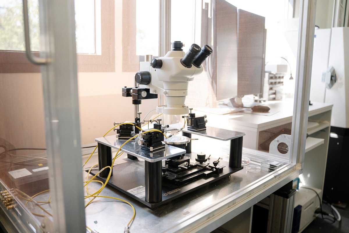 icn2nano's tweet image. 👋 Welcome to our profile!
𝐖𝐡𝐚𝐭 𝐝𝐨 𝐰𝐞 𝐝𝐨 𝐚𝐭 𝐈𝐂𝐍𝟐❓
🧬 We advance both applied (in #health, #energy and #ICT) and fundamental research through nanoscience & nanotechnology.
💡 Join us in exploring fascinating #nanoscale discoveries and their impact on our lives!