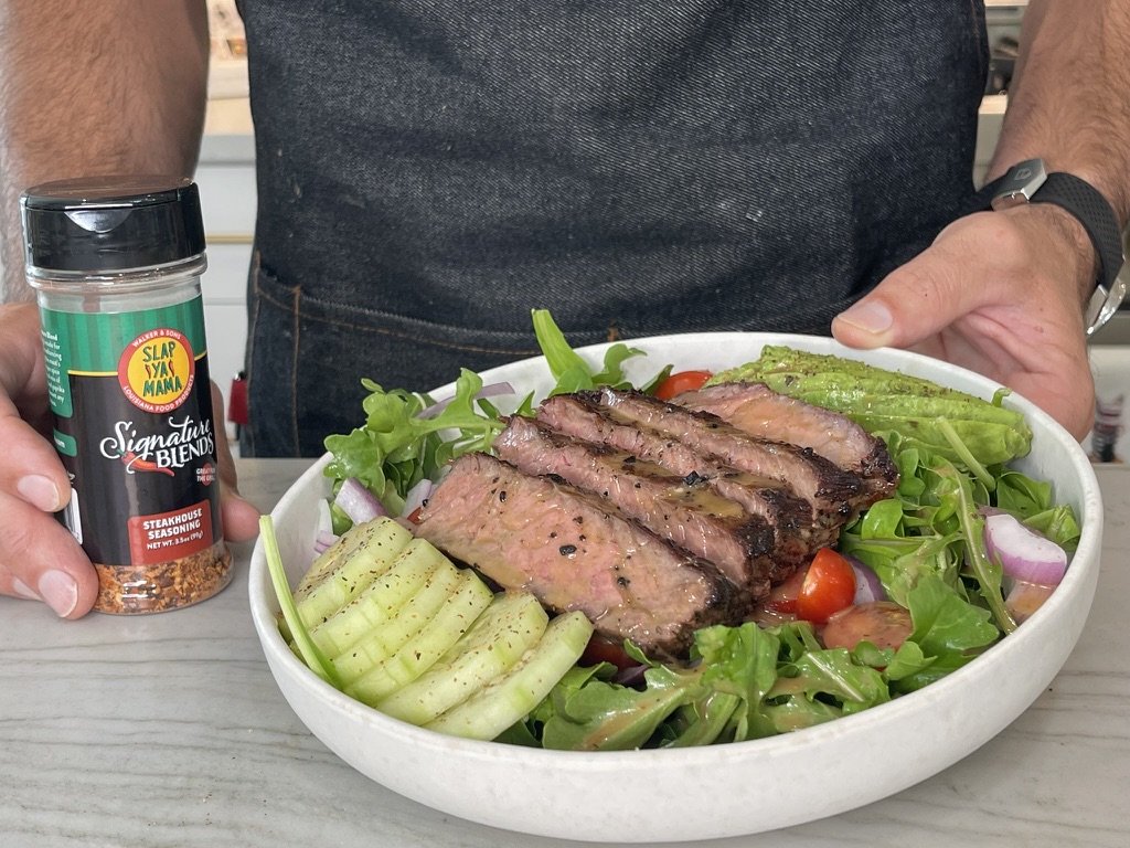 SlapYaMama's tweet image. Keeping up with that New Year&apos;s resolution just got tastier! Say hello to Skirt Steak Salad! 🥗🥩 #NewYearResolution #HealthyEating

For the Steak:
1½ lbs Skirt Steak
Slap Ya Mama Steakhouse Seasoning
Olive Oil (for cooking)

For the Salad:
6 cups Arugula
½ cup Cherry Tomatoes,…