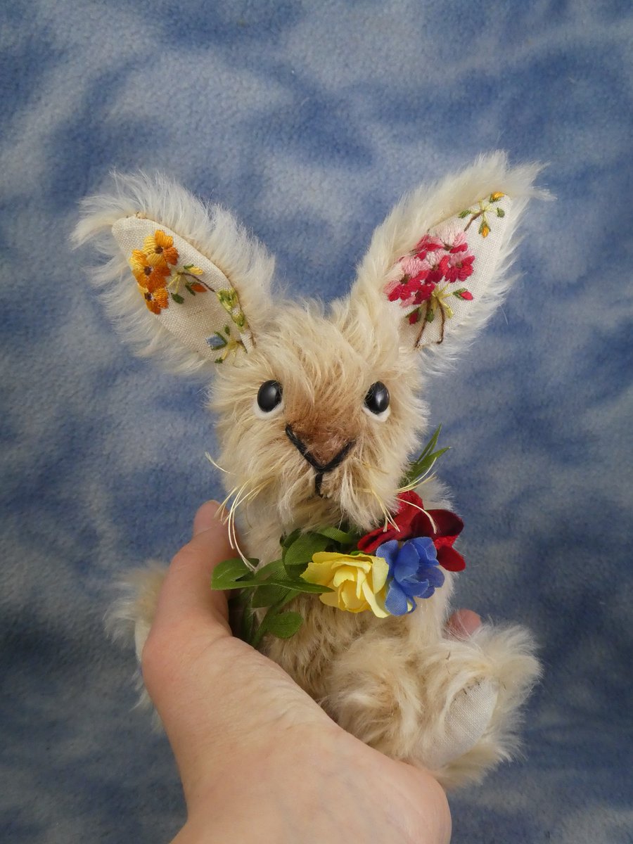 Meet Lucille! She features some gorgeous vintage embroidered linen - making her even more unique! #OneofaKind #ArtistBear bramberbears.etsy.com/uk/listing/184…