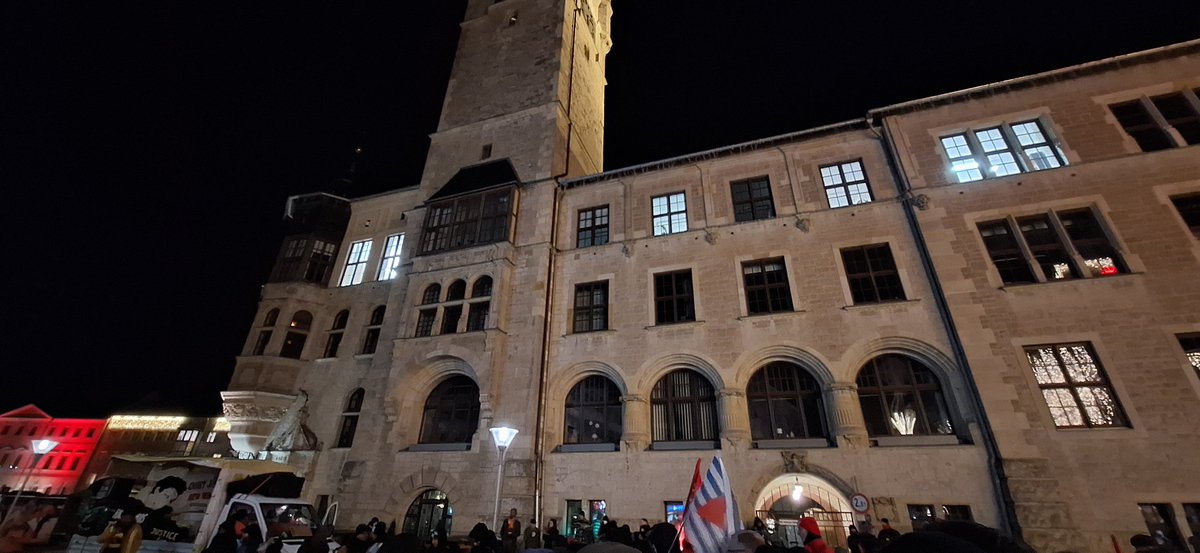 ZeckeAusmOsten's tweet photo. Am Rathaus wird nochmal klar gestellt, erst wenn die Polizei aufhört unschuldige zu Töten, erst dann können wir aufhören! Oury Jalloh das war Mord!
#dessau
#de0701 https://t.co/lkyfEJMKtR