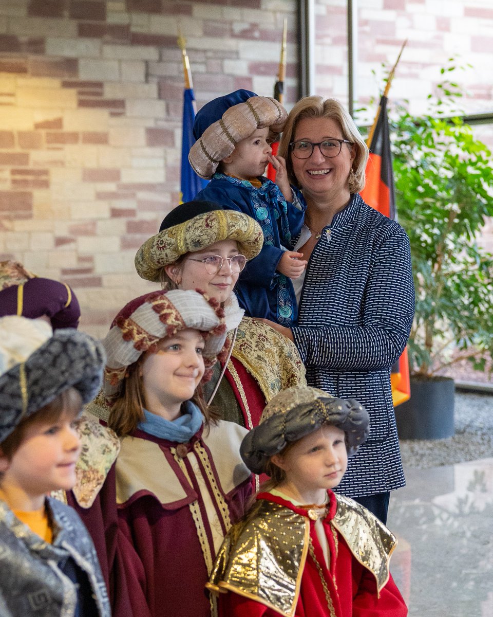 Saarland Staatskanzlei (@stk_saarland) on Twitter photo Ministerpräsidentin <a href="/AnkeRehlinger/">Anke Rehlinger</a> empfing die Sternsingerkinder in der Staatskanzlei. Unter dem Motto „Kinderrechte stärken“ überbrachten sie Segen und Glückwünsche für 2025. Danke für euren Einsatz! ✨ #Sternsinger #Kinderrechte Ministerpräsidentin <a href="/AnkeRehlinger/">Anke Rehlinger</a> empfing die Sternsingerkinder in der Staatskanzlei. Unter dem Motto „Kinderrechte stärken“ überbrachten sie Segen und Glückwünsche für 2025. Danke für euren Einsatz! ✨ #Sternsinger #Kinderrechte