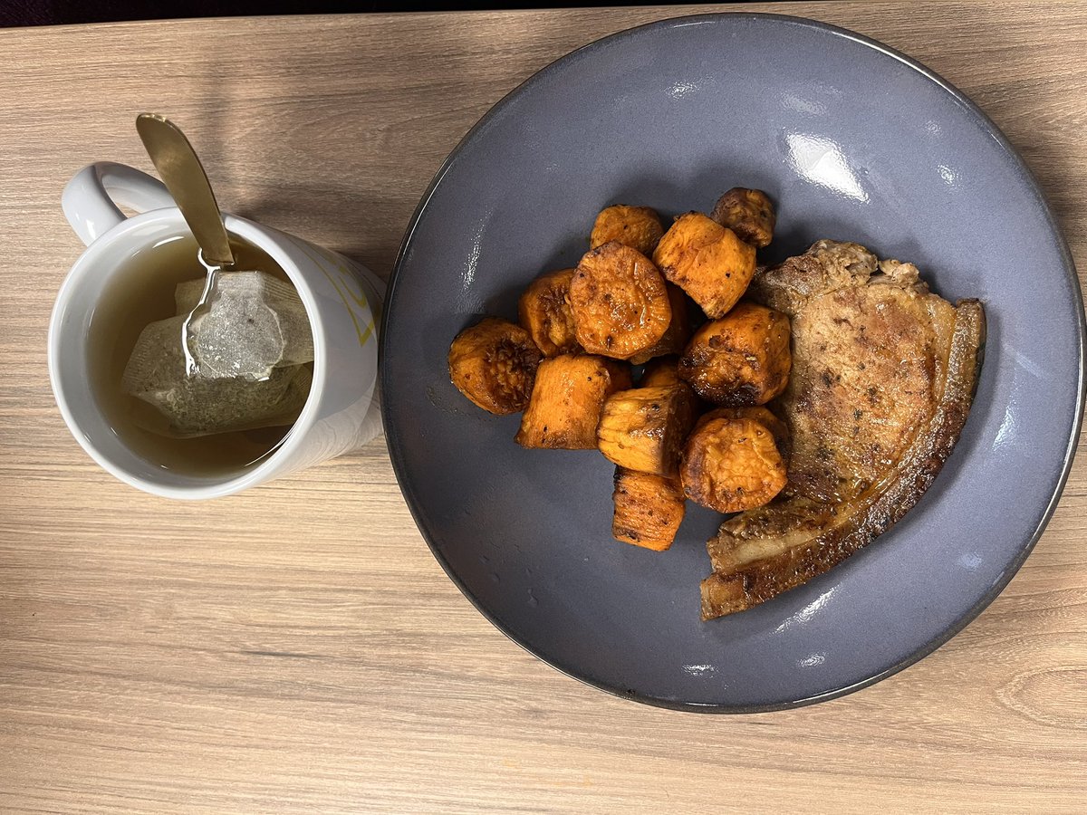 BusiM_Khumalo's tweet image. Breakfast: muesli, banana and green tea. Had my muesli with milk coz my yogurt was off 😏

Lunch: roasted sweet potatoes and pork chop 

Dinner: couscous salad and lamb chops 

Snacks: had a slice of pizza because my flight to Japan demanded it!!! 

2/21

 #DetoxWithJua