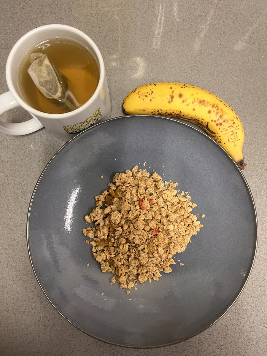 BusiM_Khumalo's tweet image. Breakfast: muesli, banana and green tea. Had my muesli with milk coz my yogurt was off 😏

Lunch: roasted sweet potatoes and pork chop 

Dinner: couscous salad and lamb chops 

Snacks: had a slice of pizza because my flight to Japan demanded it!!! 

2/21

 #DetoxWithJua