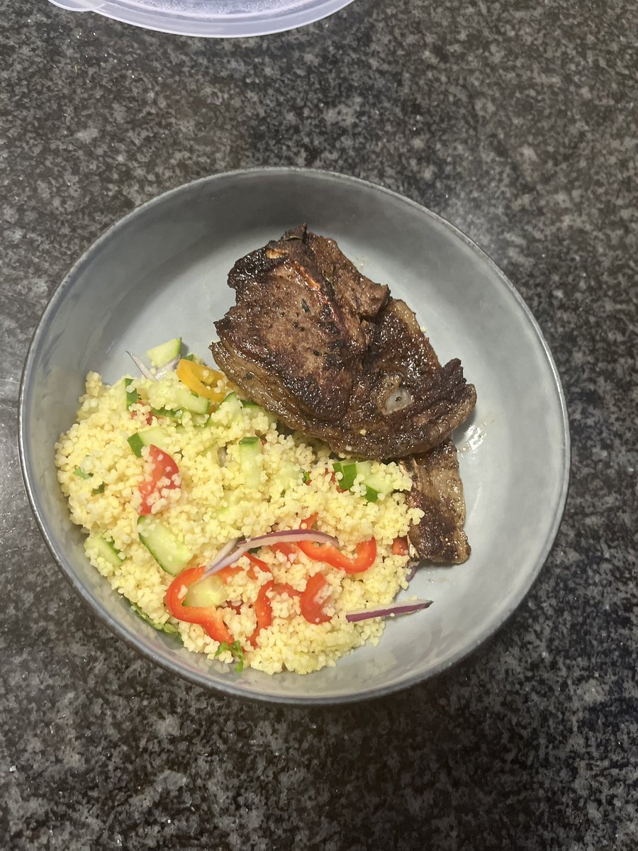 BusiM_Khumalo's tweet image. Breakfast: muesli, banana and green tea. Had my muesli with milk coz my yogurt was off 😏

Lunch: roasted sweet potatoes and pork chop 

Dinner: couscous salad and lamb chops 

Snacks: had a slice of pizza because my flight to Japan demanded it!!! 

2/21

 #DetoxWithJua