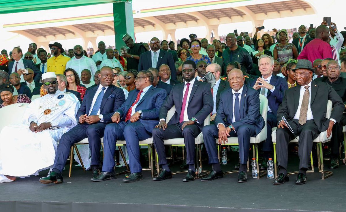 SE <a href="/PR_Diomaye/">Bassirou Diomaye Faye</a> a honoré la cérémonie d’investiture de SE <a href="/JDMahama/">John Dramani Mahama</a>, nouvellement élu Président du Ghana. Ce moment fort, marqué par une ferveur populaire et la présence de plusieurs chefs d’État, témoigne des liens solides entre nos nations en faveur de l’intégration africaine.