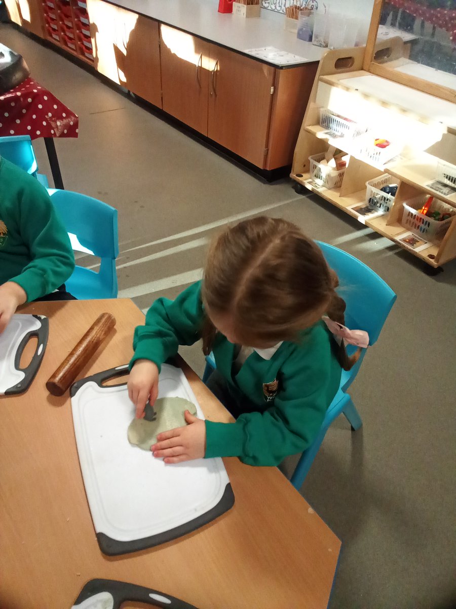 gcpfs1's tweet image. After reading the text The Runaway Iceberg the children have manipulated the playdoh to make icebergs for the penguins. @PrimaryGreat #gcpDANCE #gcpphysicaldevelopment.