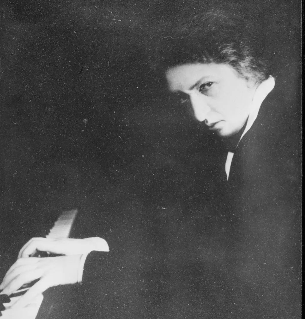 Despite constant pain from scoliosis and a tumor on her optic nerve, pianist Clara Haskil became renowned for the purity of her interpretations of classical composers. Born #OnThisDay in 1895, she was an early prodigy who entered the Paris Conservatoire at age ten in 1905 and