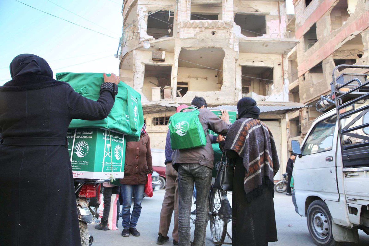 يستمر #مركز_الملك_سلمان_للإغاثة بجهوده الإنسانية والإغاثية تخفيفًا لمعاناة الإنسان أينما كان؛
وذلك من خلال توزيع المساعدات الغذائية والإيوائية في مدينة دوما بمحافظة ريف دمشق في سوريا بالتنسيق مع الهلال الأحمر العربي السوري