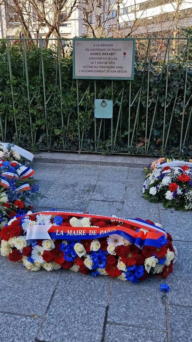 ACORDEBARD's tweet photo. Rue Nicolas Appert, devant le siège de Charlie Hebdo, boulevard Richard Lenoir et avenue de la Porte de Vincennes, devant l’Hypercacher, Paris se souvient des victimes des attentats des 7, 8 et 9 janvier 2015. https://t.co/N2JIewusnX