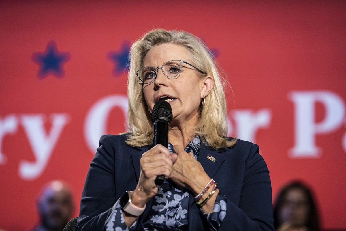 🚨NEW: Liz Cheney on Trump's latest attempt to block the Jack Smith Report: "Trump is already doing what despots do— he is trying to conceal the truth and threatening to jail those who investigated him." 

RETWEET if you stand with <a href="/Liz_Cheney/">Liz Cheney</a> against Trump!