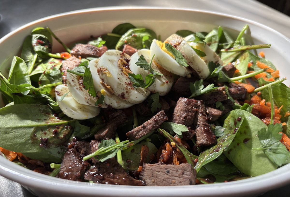 VibrantLilChick's tweet photo. Midday indulgence unlocked: tender steak, crisp greens, and a homemade red wine sauce that’s pure lunchtime luxury. 🍷🥩 Who says salads can’t steal the spotlight? 
#FoodieGoals 
#SteakSaladSupreme 
#LunchVibes 
#TrendingNow https://t.co/aFWUHuFQ2f