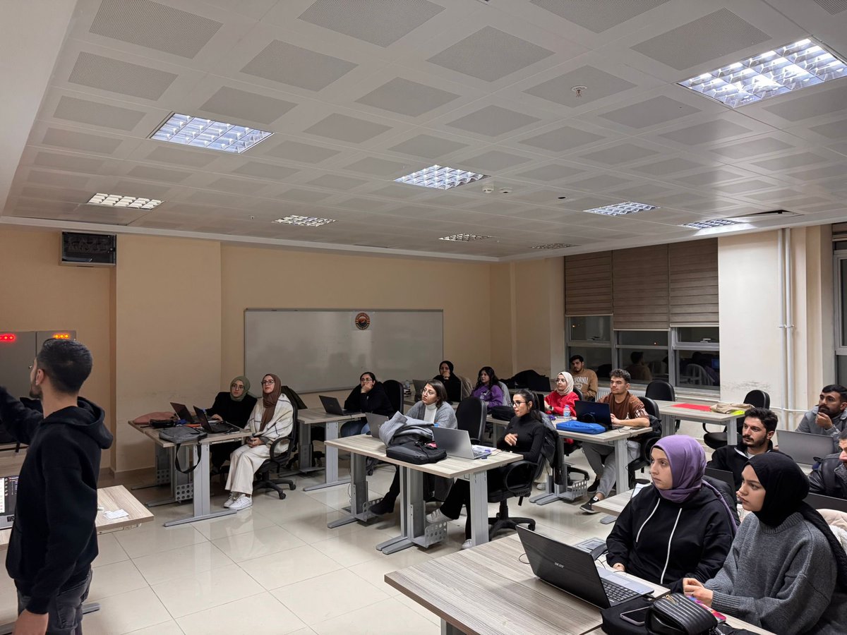 Gümüşhane Üniversitesi Coğrafya Bölümü Öğrencileri Kodlama Eğitimi Alıyor.Gümüşhane Üniversitesi Coğrafya Bölümü öğrencileri, kodlama eğitimiyle dijital becerilerini geliştiriyor. Ders kapsamında öğrencilere Python ve ilgili yazılımlar kullanılarak veri analizi, dersleri alıyor.