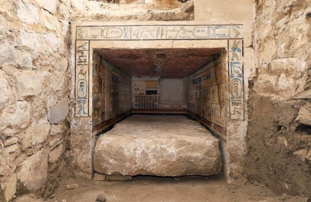 📢 💣 ¡Egipto nos reclama!
En la sección sur de la necrópolis de Saqqara, los arqueólogos acaban de hallar una mastaba de adobe con unas excepcionales inscripciones y relieves perteneciente a Teti Neb Fu, médico real durante el reinado del faraón Pepy II (2278 al 2184 a. C.) 🧵👇