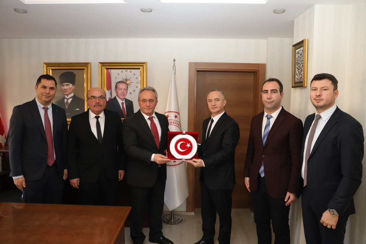 tecsen's tweet photo. Sendikamız Genel Sekreteri Salih Burçin POYRAZ, Genel Başkan Yardımcımız İsmail ŞİTVAN, Bursa Şube Başkanı Adem DEMİR, Şube Başkan Yardımcıları Rıza YAMAN, Yusuf KAYA’dan oluşan heyetimiz bugün Bursa İl Milli Eğitim Müdürü Sayın @Alireisoglu34 Dr. Ahmet ALİREİSOĞLU’nu makamlarında ziyaret etti.

Bizleri sıcak ve içten bir şekilde karşılayan İl Müdürümüze teşekkür ediyor şükranlarımızı sunuyoruz.

Teç-Sen Genel Merkezi