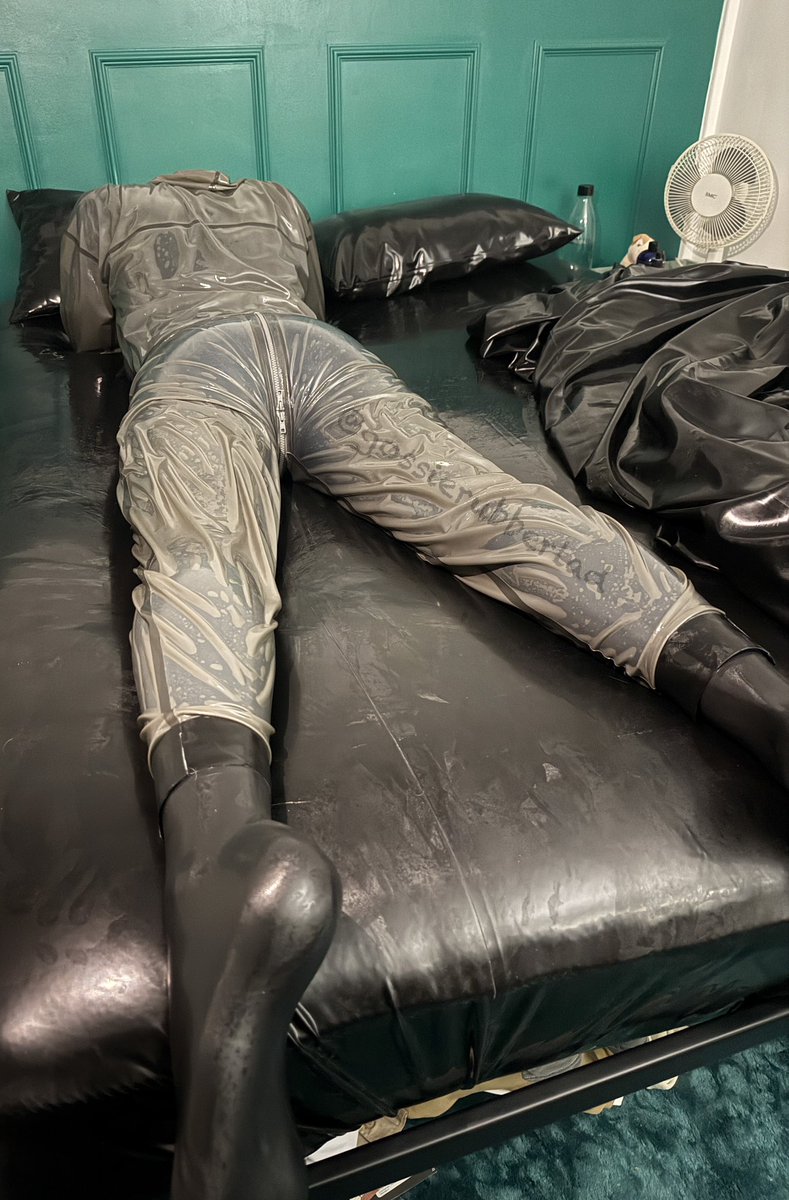 You humping or worshipping this shiny latex boy? 👇🏼

#gaylatex #gayrubber #rubberfetish #latexfetish #rubberboy #latexboy #rubberman
