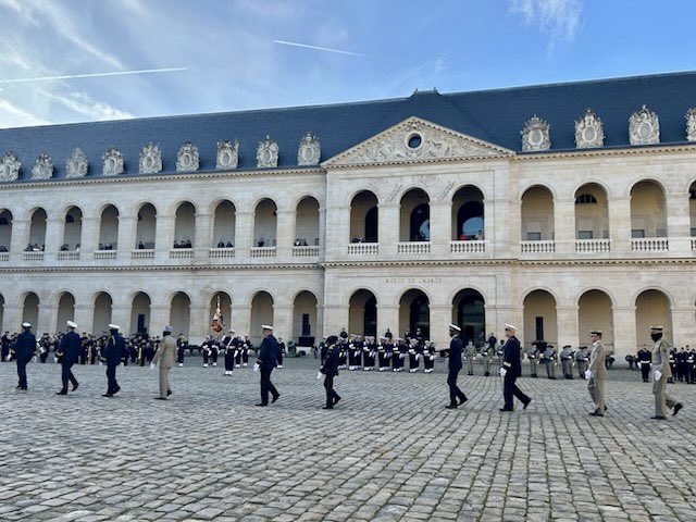 Je participais ce jour à la prise d’armes présidée par le Ministre des Armées <a href="/SebLecornu/">Sébastien Lecornu</a> à l’occasion de la nouvelle année, dans la cour d'honneur de l'Hôtel National des Invalides.
Un moment solennel et convivial !
