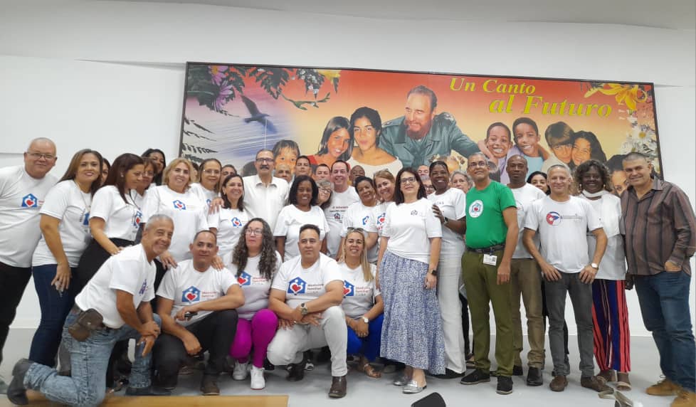 🥼 El Ministro de <a href="/MINSAPCuba/">Ministerio de Salud Pública de Cuba</a> <a href="/japortalmiranda/">José Angel Portal Miranda</a> reconoce entrega de los profesionales de la medicina familiar en #Cuba 🇨🇺
🗣❗️Continuar trabajando unidos, creando y haciendo por la #Salud del pueblo es prioridad en estos 41 años del programa del médico y enfermera de la familia❗️