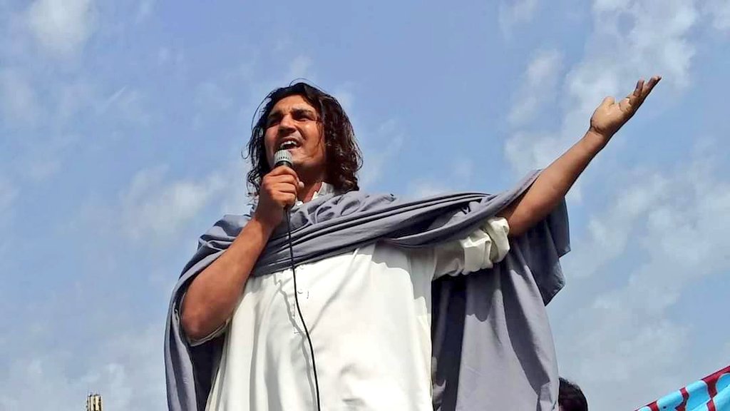 "جنرل کہہ رہا ہے معافی مانگو!
جنرل سے معافی کیوں مانگوں؟
جنرل عوام سے معافی مانگے!
مجھے زنجیر سے لٹکایا ہوا ہے !
مکھی اور کیڑے میرے پر بیٹھ رہے ہیں!
سر کے درمیان کچھ ہو رہا ہے!"

پشتو زبان میں مسلسل بولے جانے والے یہ چھ جملے پاکستان تحریکِ انصاف ضلع بنوں کے یوتھ ممبر 27 سالہ سمیع