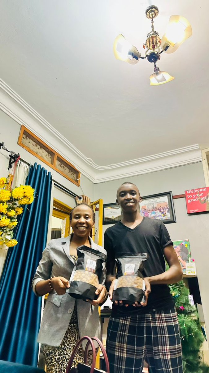 KingzPastry1's tweet photo. Thanks Aunt @asiimireritah for supporting us this january and even picking the order yourself .
We have  Butter &amp;Milk Cookies &amp;Ginger Lemon Daddies at affordable prices: 3,000- 15,000 UGX.
📞 Call/WhatsApp 0706553030 for orders&amp; delivery. @AAssimwe @PinkieTynna https://t.co/9Gu94BH6Br