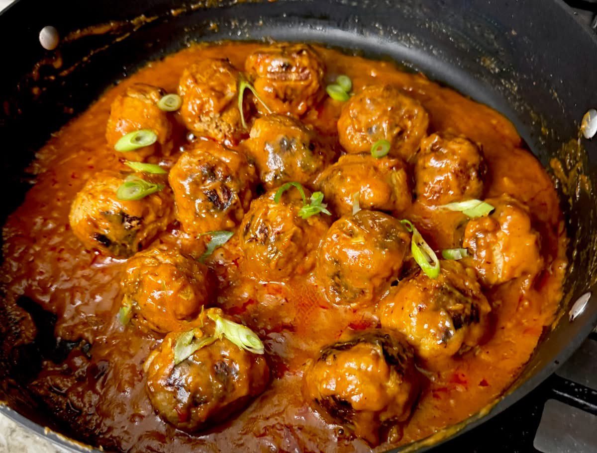 dishblock's tweet image. You've heard of 'mind-blown'?  Well, these meatballs are the equivalent of 'tastebuds-blown'!!  I created this perfect game day appetizer for the Miller's Banana Pepper Sauce Blogger Challenge and these Sweet and Spicy Turkey Meatballs with Banana Pepper Peanut Sauce were…