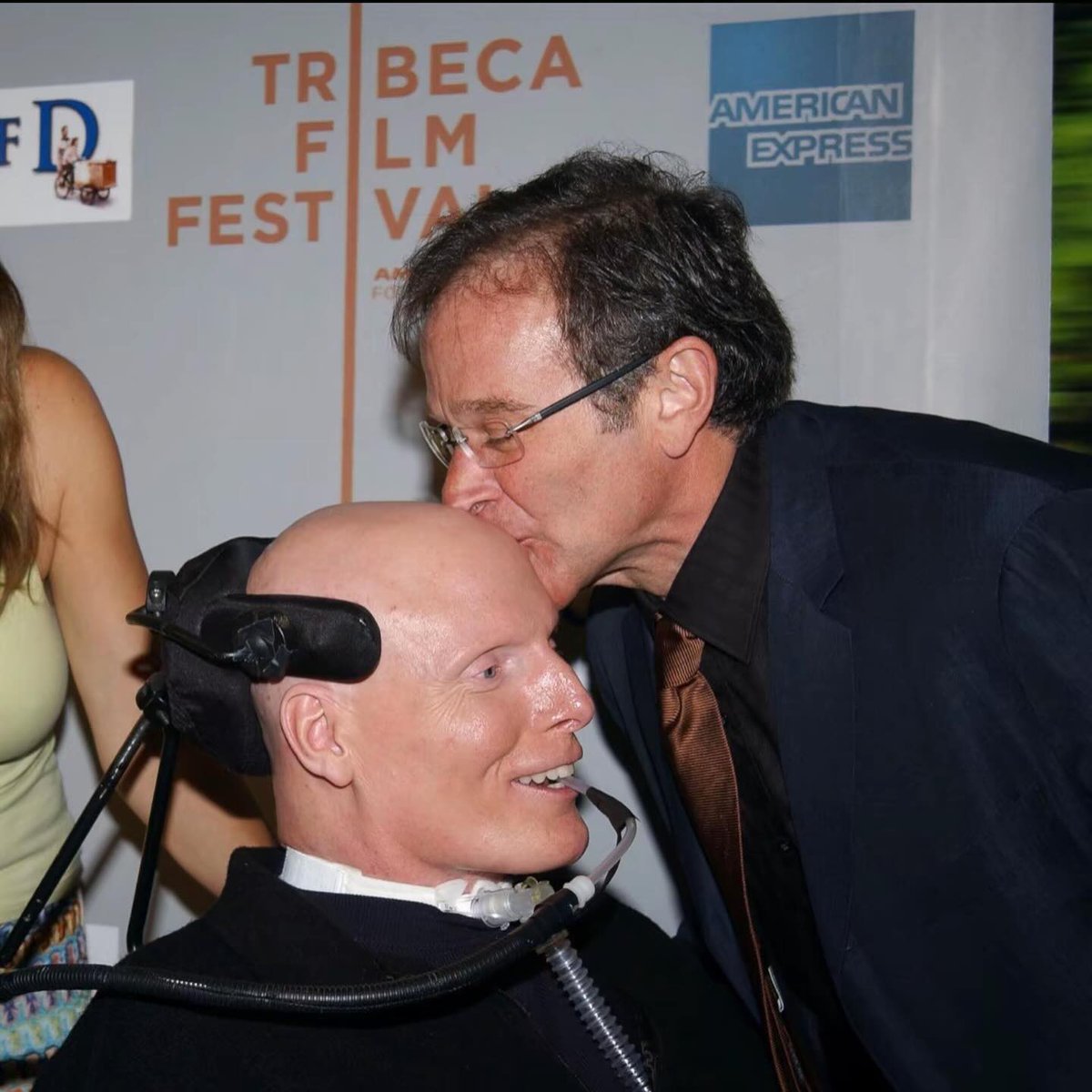 Feeling down? 🥺
This thread of ROBIN WILLIAMS will put a smile on your face 🧵❤️

1. Robin Williams visited paralyzed Christopher Reeves, disguised as an accented doctor, and humorously threatened a rectal exam, making Reeves laugh for the first time after his accident.