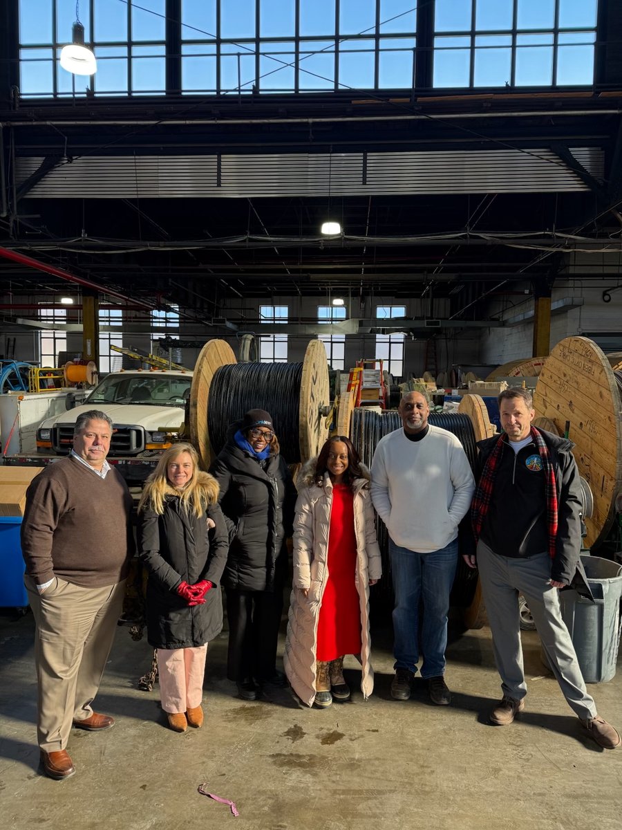 LinkNYC's tweet photo. .@CMBrooksPowers braved the ice and snow for a tour of the @HOkaneElectric warehouse in #LIC, where @IBEWLocalUnion3 members are working to bring #5G connectivity and #LinkNYC's free Wi-Fi to underserved communities in NYC. Thank you for joining us as we kick off 2025! #Link5G https://t.co/n8CKc1iYeZ