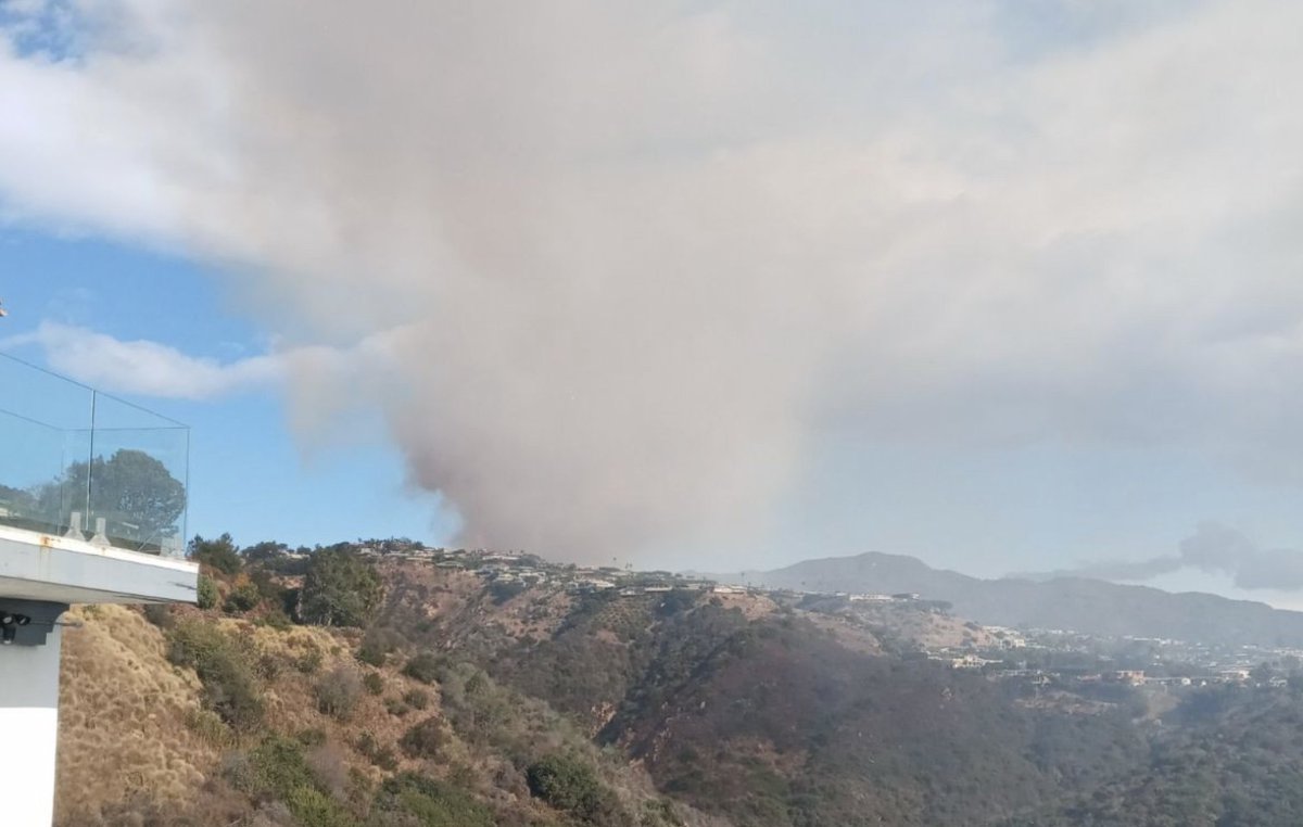 Brush Fire Pacific Palisades/Palisades Highlands.  Picture courtesy of Pilot Eric Bishop <a href="/knxnews/">KNX News 97.1 FM</a> #BrushFire