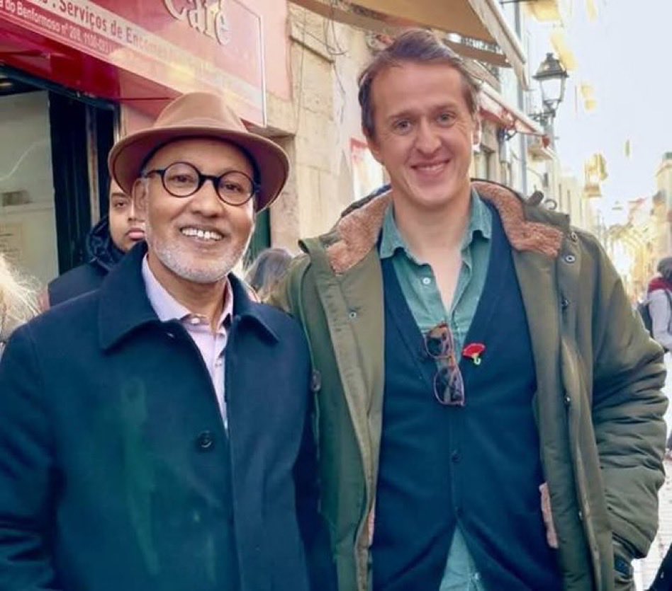 ENCOSTEM-NOS Á PAREDE…