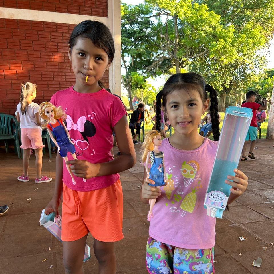 ➕Juguetes 
➕Sonrisas

Los Reyes Magos siguen recorriendo el país, con regalos del #BancoDeJuguetes🧸Esta tarde llegaron al distrito de Pirapó, Itapúa, donde un gran número de niñas y niños, recibieron sus juguetes ☺️

#GobiernoDelParaguay 🇵🇾