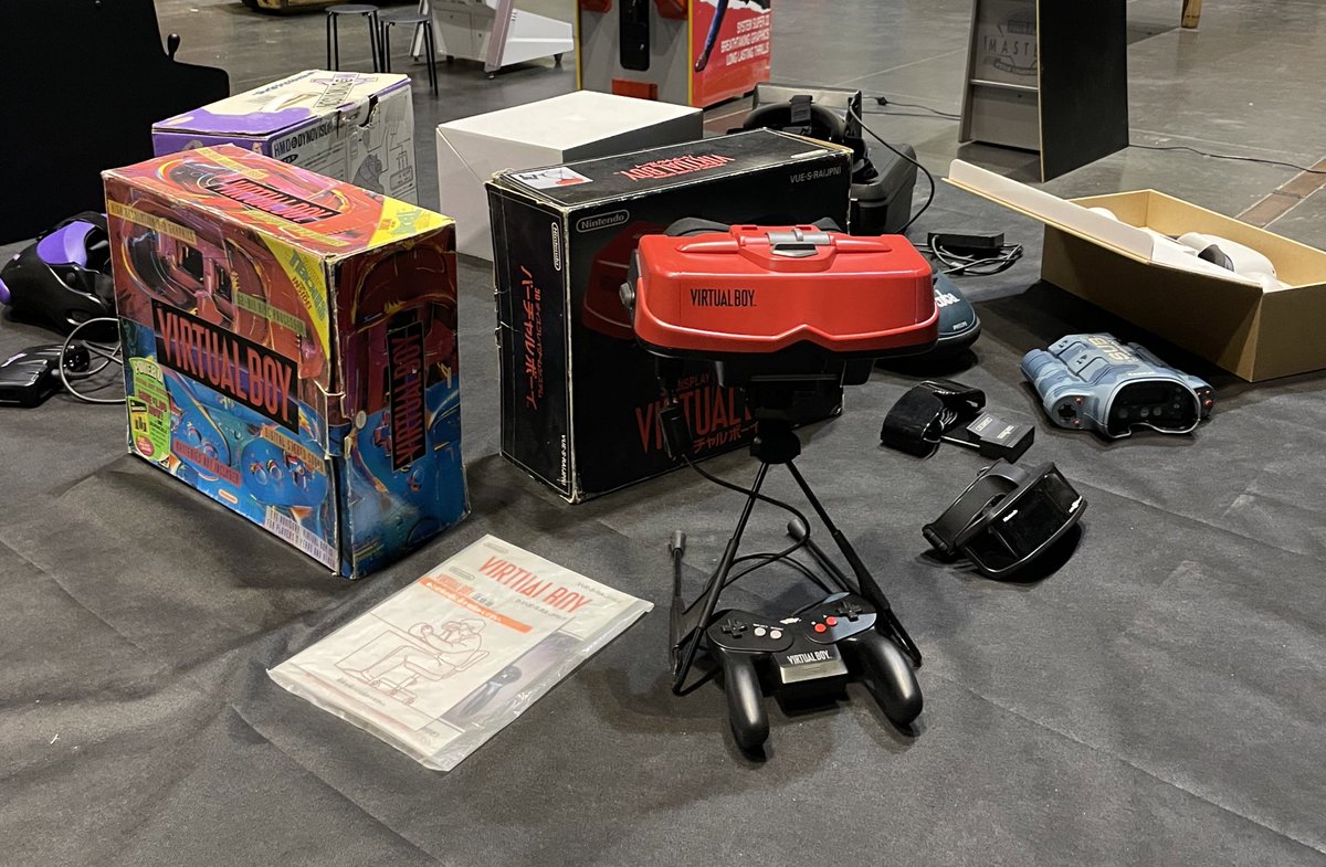 Una pequeña muestra de la exposición de sistemas VR y 3D retro y no tan retro 😜 ¿ conocéis todos ? #retroconsolas #videojuegos