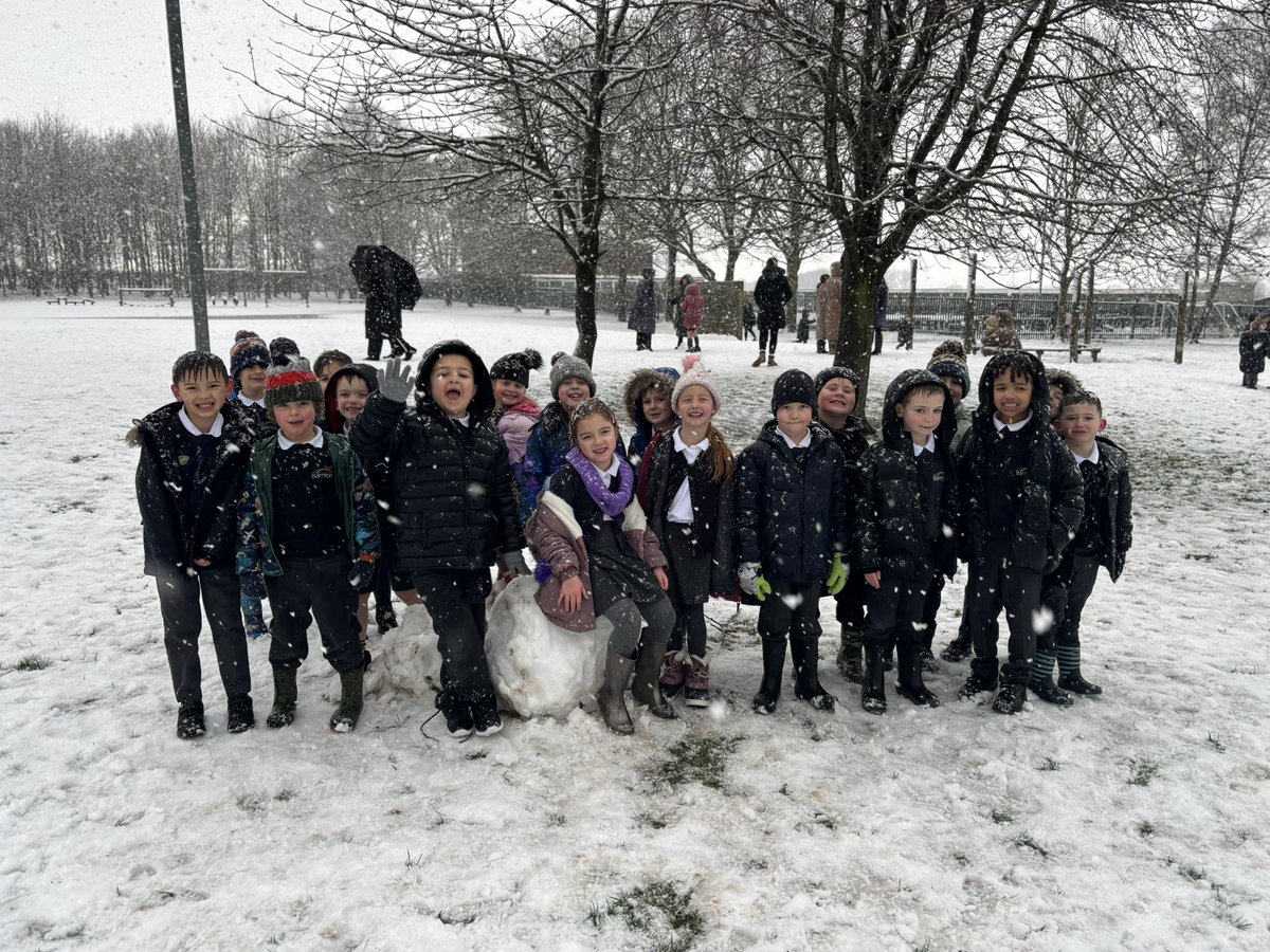 What a fantastic first day back we have had! So much fun in the snow with our friends ❄️ ⛄️✨ <a href="/BarntonMissR/">Miss Rutter</a>