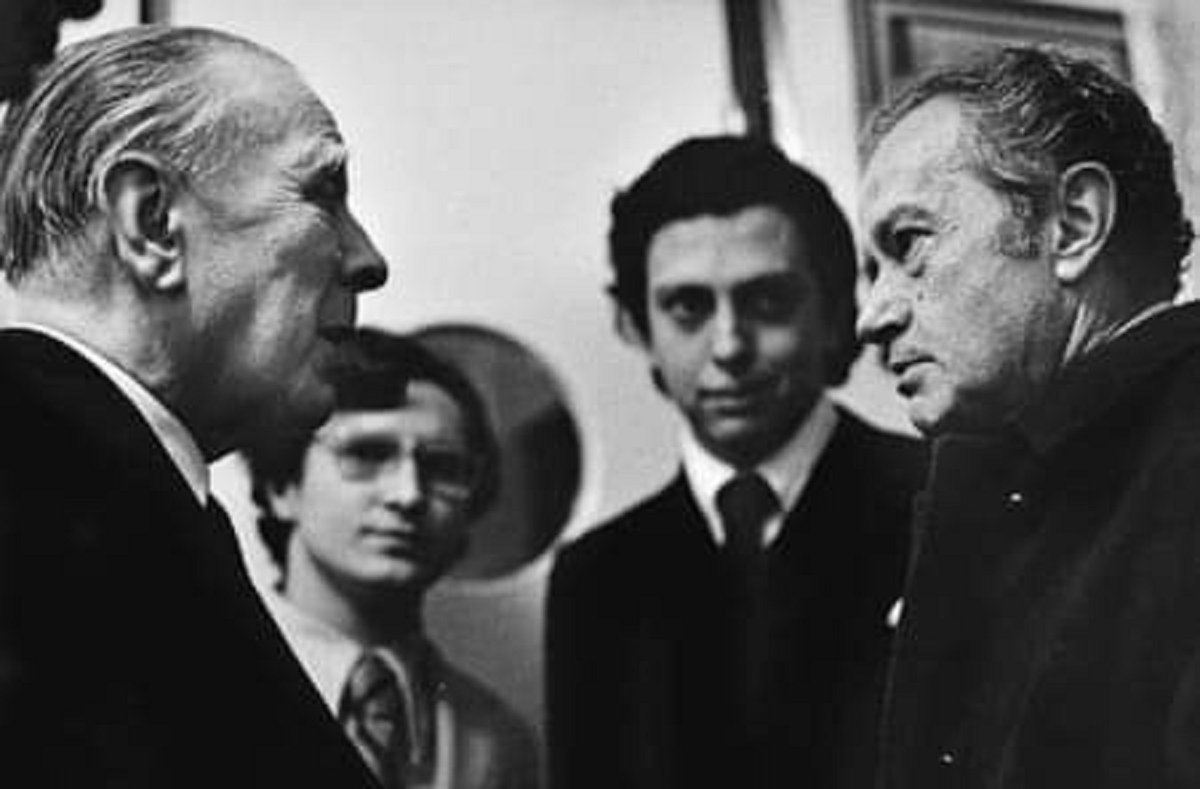RULFO: Maestro, soy yo, Rulfo. Qué bueno que ya llegó. Usted sabe cómo lo estimamos y lo admiramos. BORGES: Finalmente, Rulfo. Ya no puedo ver a un país, pero lo puedo escuchar. Y escucho tanta amabilidad. Ya había olvidado la verdadera dimensión de esta gran costumbre. Pero no